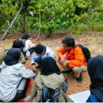 Sejumlah mahasiswa teknik geofisika ITERA turut membantu dalam proses pengambilan data yang dilakukan (Dok. teknik geofisika ITERA)
