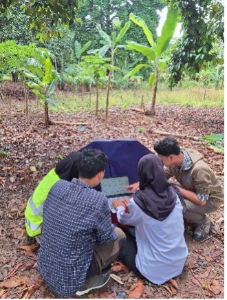Sejumlah mahasiswa teknik geofisika ITERA turut membantu dalam proses pengambilan data yang dilakukan (Dok. teknik geofisika ITERA)